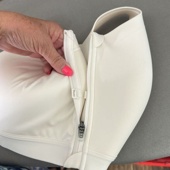Sports Bra Size 34DD All In Motion Off White * - Picture 9 of 9